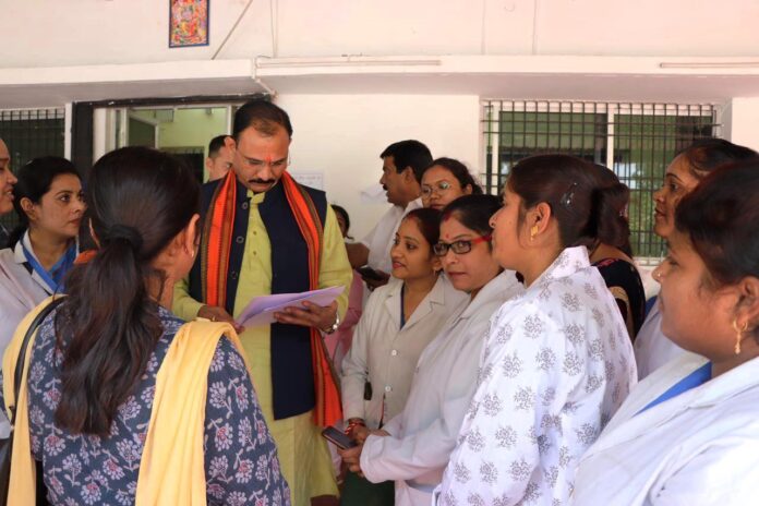 Health Minister Shri Shyam Bihari Jaiswal assured the contract workers of addressing their demands